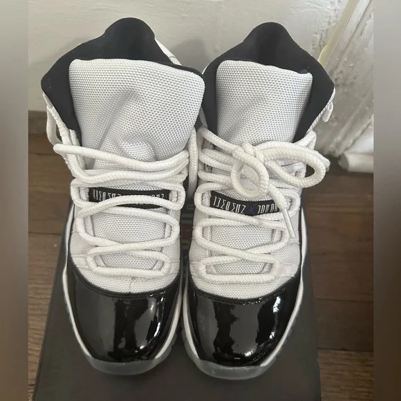 Air Jordan Retro 11 Grade school